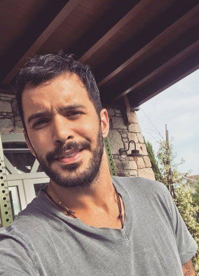 Bar Ardu, 1.82 metre boyunda, 78 kilo ve Terazi burcudur.