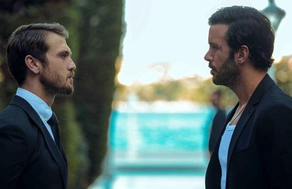 Glck?te eitim hayatn srdrrken 1999 ylnda yaanan Glck depremi sonrasnda ailesiyle birlikte Bolu?ya yerleti. niversite eitimi iin ilk yl kazand Kayseri Erciyes niversitesi Spor Akademisini adapte olamad iin brakt. ok iyi bir yzc olan oyuncu 8 sene boyunca ile?de cankurtaran olarak alt.