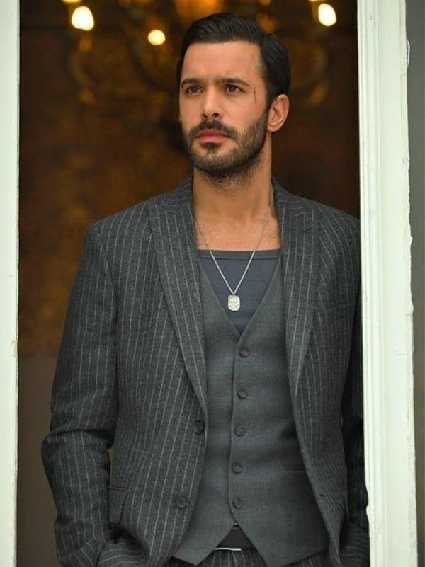 Emektar tiyatro oyuncu Ayla Algan ile tanmas sonucunda hayat deien Bar Ardu, bu yllarda oyunculuk eitimi almaya balad. Ardndan Sadri Alk Tiyatrosunda eitimlere katlan nl isim profesyonel oyuncu olarak 2011 ylnda televizyon dnyasna adm att.