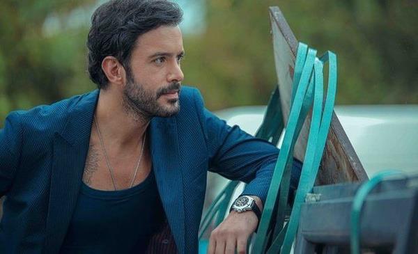 Bar Ardu:  9 Ekim 1987 tarihinde anne babas almak iin gittiklerinde svire?nin Scherzingen ehrinde ailesinin ortanca ocuu olarak dnyaya gelmitir. Baba tarafndan Fatsaldr. 8 yanda kadar ailesi ile birlikte burada yaayan oyuncu 1995 ylnda aile ile birlikte Trkiye?ye kesin dn yapt.