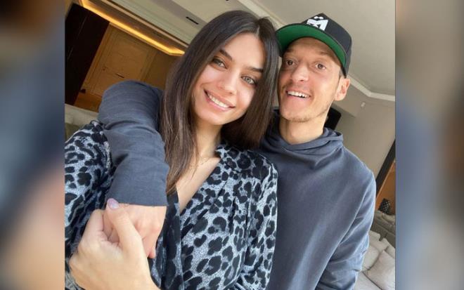 u sralar eme'deki lks villalarnda vakit geiren  Mesut zil ve ei Amine Gle, evlerinden yaptklar paylamla magazin gndemine bomba gibi dtler.