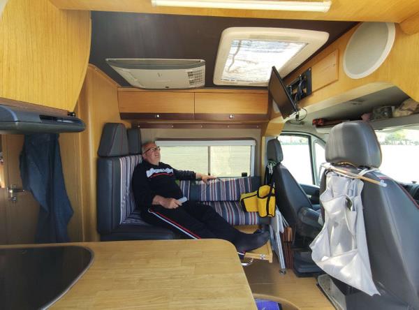 Burada vakit geirmenin ok keyifli olduunu ifade eden Seluk Gndz, "Biz burada denize sfr tatilimizi yapyoruz. Burada ok sayda karavanc arkada var. Evlerimizde kalmyor, burada denize sfr bedava tatil yapmann keyfini kartyoruz. Burada devaml kalanlar, hafta sonu gelen arkadalar da var. Bilhassa hafta sonu buras dolup tayor. Burada dalga sesiyle uyuyup deniz sesiyle uyanyoruz. Deniz kysna attmz masalarda aymz yudumlayp yemeimizi yiyoruz. Biz burada hayatn tadn kartyoruz" dedi.