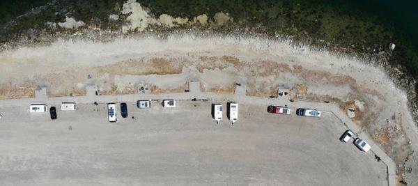 Deniz kenarna ektikleri karavanlarnda dalga sesleri eliinde uyuyan vatandalar, evleri yerine gnlerini deniz kysna park ettikleri karavanlarda geiriyor.