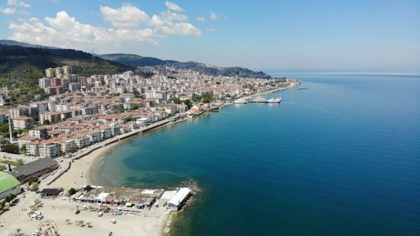 Pandemiyi frsat bilenler, karavanlarn Mudanya ilesindeki park alanna ekerek denize sfr tatili bedavaya yapyor.