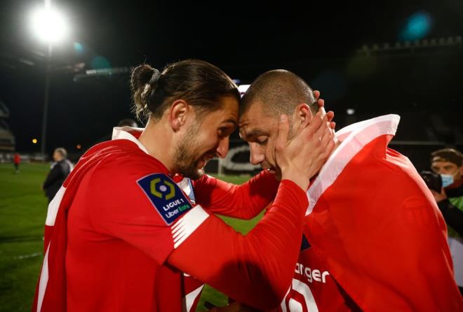 Lille, bugne kadar Ligue 1'de 1946, 1954 ve 2011'de olmak zere 3 kez kupay mzesine gtrmt.    10 yl sonra ampiyonluunu ilan eden kuzey ekibi, Paris Saint Germain'in 3 yllk hegemonyasna da son vermi oldu.