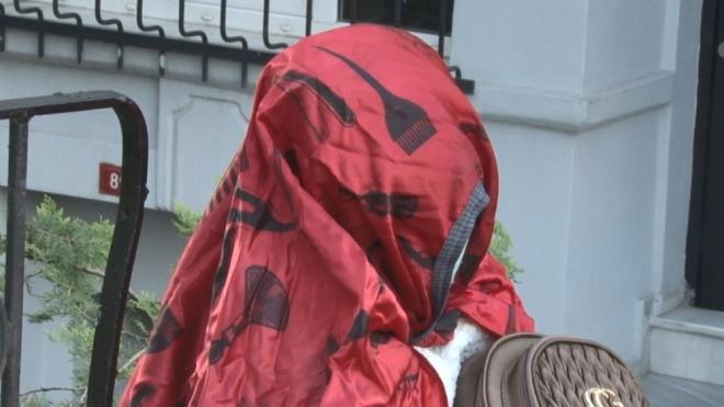 YZN BERBER NLYLE RTYOR  Yznde cerrahi maske bulunan kadn zerini ve yzn ise berber nlyle rtyor.