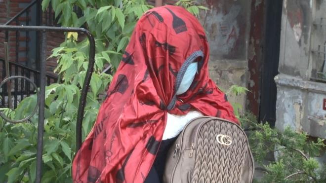 ''YEMEK YEMYOR, SADECE SU YOR. PARA ALMIYOR''    Mahalle sakinlerinden biri yle konutu:    ''Yemek yemiyor, sadece su iiyor. Mahalle sakinleri olarak yemek getiriyoruz, para veriyoruz, almyor. Bazen burada, bazen parkta oturup, uyuyor. Afrikallar? getirdik, sorununu renmeye, zmeye altk.