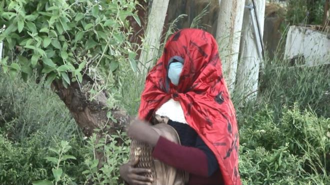 ''KMSEYLE KONUMUYOR''  Ancak kimseyle konumuyor. Yzn kapatt. Israr ettiinizde tepki gsteriyor.