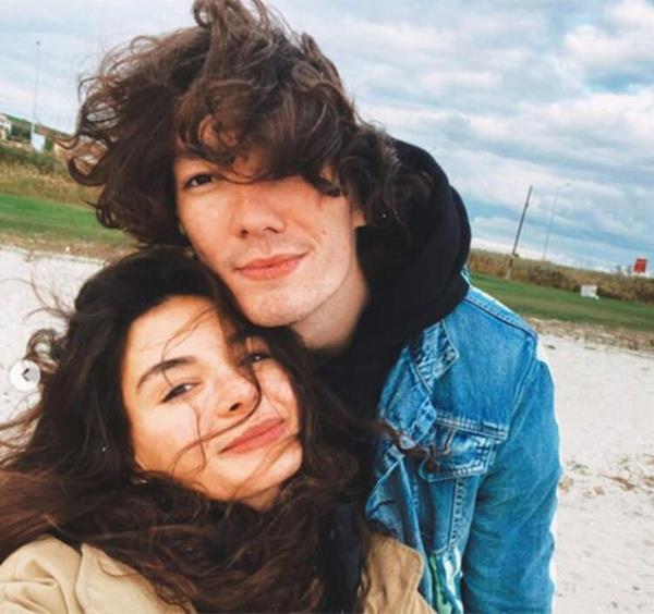 Getiimiz haftalarda ATV'de final yapan Hercai dizisinin barol Ebru ahin, NBA'de Cleveland Cavaliers formas giyen Cedi Osman ile evleniyor. 25 Haziran'da eme'de nianlanmay planlayan gzde aklar, mjdeli haberi imdilik sadece yakn dostlaryla paylat.