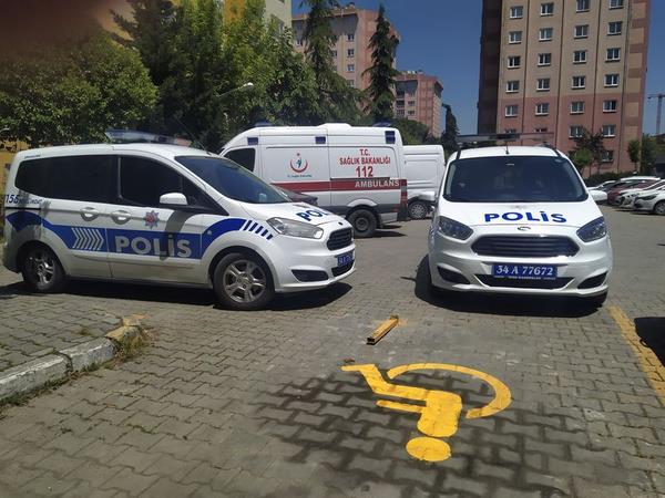 Edinilen bilgilere gre olay Kkekmece Halkal stasyon Mahallesi'nde yer alan bir sitenin 7. katnda yaand. Acil tp teknisyeni olarak alan Tue S., iki gn nce annesi Sevilay Palabyk ile tartt.