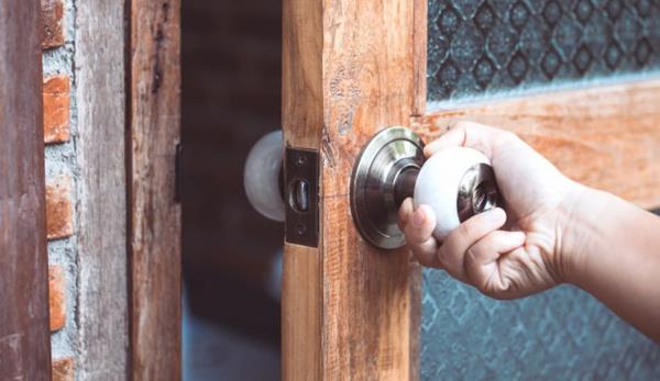 Kapy aan katil zanls Tue S., nce annesini tatile gittiini, ardndan da rahatsz olduunu syledi. Ancak phelenen komu, polise haber verdi.