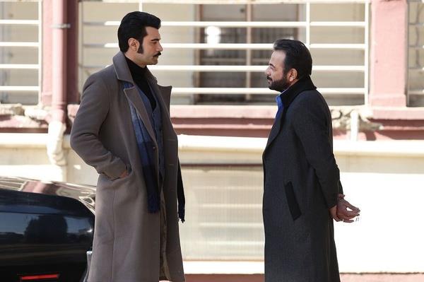 Getiimiz gnlerde Bir Zamanlar ukurova dizisi oyuncular arasnda ipler koptu. Kerem Alk, ekimler srasnda sahne deitirmek istedi. Murat nalm ise bu duruma tepkili yaklat. Alk, nalm'a hakaret edince tansiyon bir anda ykseldi.