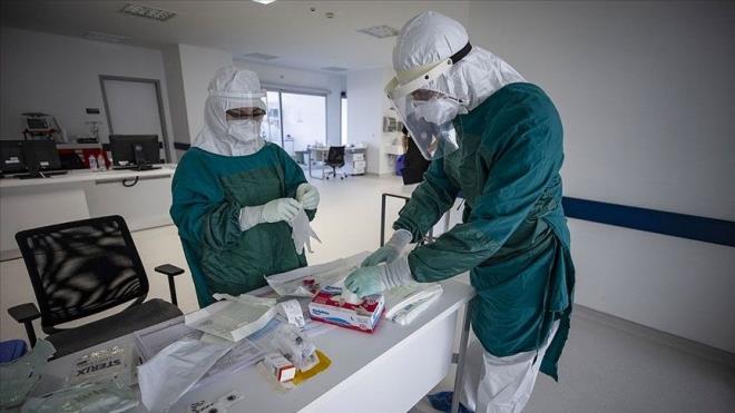 Hamileler ve emziren kadnlar da alanabilir mi?  <br>  HER ada olduu gibi BioNTech as da ilk denemelerde hamileler ve ocuk emziren kadnlarda kullanlmad. Ancak daha sonraki tecrbeler ve veriler BioNTech asnn anneler ve bebeklerde yarataca risklerin COVID-19 enfeksiyonunun yaratabilecei risklerden ok daha dk olduunu gsterdi. Bu nedenle a zel durumlar hari hamileliin ilk 3 ayndan sonra ve ocuunu emziren annelerde de kullanlabiliyor.