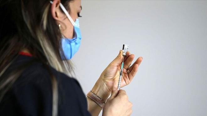 Etkinlik oran ne?  <br>  MEVCUT bilgilere gre, BioNTech as ?yzde 95? gibi yksek bir etkinlik oranna sahip. Yanl anlalmasn, bu bilgi ?ay yaptran her 100 kiiden 5?inde ann etkisiz kalabilecei? anlamna gelmiyor. Bu bilgi alananlarn COVID-19 enfeksiyonuna yakalanma ihtimalinin a olmayanlara kyasla yzde 95 daha dk olduunu ifade ediyor. BioNTech asnn ?hastaneye yat ihtiyac?n yani ?ar COVID-19 enfeksiyonu?nu engellemedeki etkinliinin ise ?yzde 85? civarnda olduu belirtiliyor.