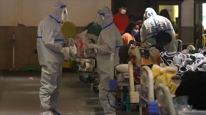 MRNA hcrede Spike proteini mi retiyor?  <br>  SENTETK mRNA alanmay takiben hcrelerimizin iine girdikten hemen sonra sratle her hcrenin ?protein retim merkezleri? olarak grev yapan ?ribozomlar? ile temas ediyor, ?Spike proteini ret!? mesajn veriyor. Bu merkezler de ksa bir sre sonra yeni koronavirsn spike proteinini hcrede retmeye balyor. Ksacas mRNA alar doal virsleri veya virs paracklarn iermiyor, alarn iindeki sentetik mRNA alamadan sonra asla ?hcre ekirdei?ne ve ?ekirdekte sakl genetik materyalimize (insan genomuna)? dahil olamyor. Etkisini sadece ?Spike proteini ret? emrini verdii ribozomlarda gsterebiliyor. te o mucize sre tam da bu noktadan sonra balyor.