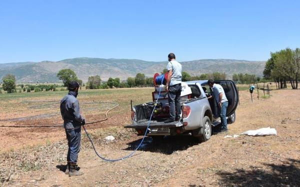 "ekirgelerin tam k dnemi"<br>  Bayrak, "Sonbahar dneminde bu blgedeki iftilerimize eitim yaym almamz yapmtk. ekirge ile ilgili alnmas gereken tedbirleri de anlatmtk. Bu dnem ekirgelerin tam k dnemi, bunlarla ilgili olarak nereden ktn, nerelerde rediini bize gelip bilgi verdiler." diye konutu.