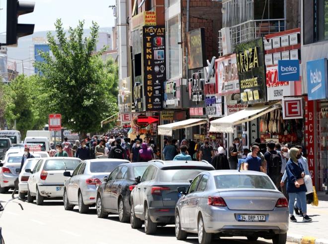 Trkiye Seyahat Acentalar Birlii (TRSAB) Van Blgesel Yrtme Kurulu Bakan Cevdet zgke, ran tarafndan yaanan skntdan dolay snr kapsnda hala youn turist giriinin olmadn syledi. zgke, 17 Mays itibaryla Kapkp Gmrk Kaps'nn aldn hatrlatarak, yle konutu: