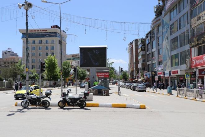 "lkemiz, ran'dan gelen misafirlere 72 saat nceden alnan PCR testleri ile geilerine izin vermeye balad. Fakat ran slam Devleti'nden u ana kadar net bir bilgi alamadk. Yaptmz grmelerde ran'n tamamyla gmrk kapsn aacak, lkemize younlukta misafirin geleceini dnyoruz. Bu 14 aylk srete ciddi anlamda turizm kaybmz, ekonomik cari amz oldu. ran'dan gelen misafirler, lkemize gerekten ciddi anlamda dviz brakyorlar. Sektrdeki arkadalarmzla daha nce ranl misafirlerle almamz oldu. Kii ba 3 gnlk konaklamada 1000 dolar civarnda para harcyorlar. Yani 3 kiilik ailenin geldiini hesap edersek, lkemizde kaldklar sre iinde 3 bin dolar civarnda para harcyor. 2019'da ran'dan lkemize 1 milyon 600 ranl turist geldi. Bunu da hesapladmz zaman ekonomik olarak ok byk rakamlara tekabl ediyor. 2020 yl iinde lkemize 72 bin kii giri yapm. Bunlar da lkemizde alma, oturma izni olanlar ve renciler. Kapky Gmr Kapsnda normal gnlerde ortalama 1000 ile 2 bin arasnda turist giri yapyordu. Ama nevruz bayramna ya da resmi tatillerde 120-130 bin civarnda ran'dan gelen misafirlerimiz oluyordu. Bu younluklar Allah nasip ederse nmzdeki hafta tekrar grmeye balayacaz. nk ran'daki dostlarmzla da sk sk gryoruz. Onlar da gerekten bizleri zlediler. Biz de onlar drt gzle bekliyoruz."