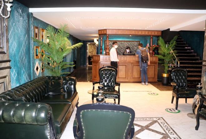 ranl turistin dnda Rusya'dan da blgeye turist ekmek iin alma yrttklerini anlatan Yksel,"Turizmde tek eitli olmamak gerekir. ncelikle ran'n Van'a yaknl nedeniyle buradaki turistler kolay ekilde geliyor. ran'da da eitli toplantlarmz ve info turlar dzenlemeyi planlyoruz. Ama bunun yannda da eitlilik yapmamz gerekir. Sadece ran?la olmuyor. Rusya ve Ukrayna zerinde de almalarmz var. nallah oralara da info turlar yapacaz. Yan bamzda Irak ve Azerbaycan var. Buralardan da turist getirerek, inallah hedefimiz olan 2 milyon turiste ulamay dnyoruz. 14 ayda kentimizde 1 milyar dolardan fazla ekonomik kayp yaand. Esnaf ve turizmcilerimiz ok zor durumda. Bu kayp direk esnaf ve turizmcilere yansd. nallah kap ald zaman 14 ayn birikmilii ile ranl misafirlerimiz tatile gidemediler.Bu tatillerini Van'da deerlendirecekler. Geldikleri zaman biz eskiye gre 2 kat fazla turist alacamza inanyoruz. ranl turistlerin youn girii olduu zaman biz ifte bayram yaayacaz. nallah onlar yremizin misafirperverlii ile ok gzel ekilde karlayacaz. Btn STK'larn bizi desteklenmelerini istiyorum. Turiste hizmet eden herkes bize ye olabilir" dedi.