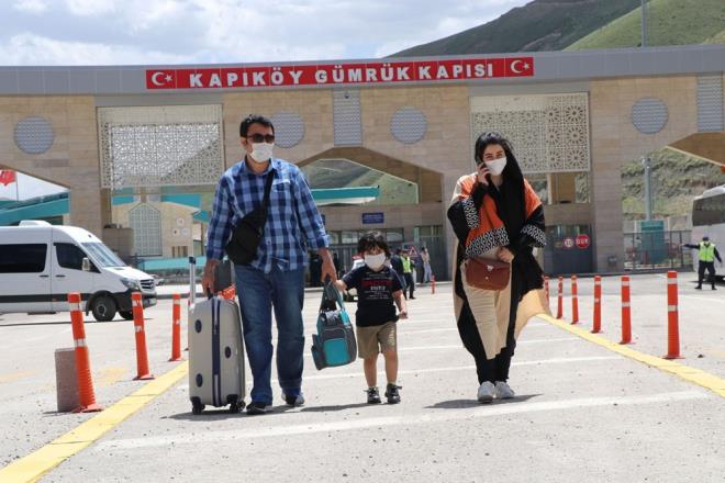 Van Otelciler ve Turizmciler Dernei (VANOTED) Ynetim Kurulu Bakan Yunus Yksel, pandemi nedeniyle kapal olan Kapky Gmrk Kapsnn 14 ay sonra yaya ve ara trafiine aldn belirterek, "Esnafmz son 3 yldr btn ticaretine ranl turistler zerine ekillendirdi. Pandemiden dolay kap, kapannca ok zor durumda kald. Gmrk Kaplarmzn 14 ay sonra almas haberini duyunca hem turizmciler, hem de esnafmz bayram yaam oldu. Tabii bu bayram sevinci biraz ksa srd. Trkiye tarafndan gmrk kaplarmz ald. Ama ran taraf hala amad. nallah ran taraf ile da byklerimiz giriimlerde bulunur, gmrk kaplarmz alr ve ikinci sevinci yaayp, ifte bayram yaam oluruz. Bunun ok faydas olacan inanyorum. Dernek olarak en byk amacmz, bir sosyal sorumluluk projesini yerine getirmek. Hedefimiz, bu yl 2 milyon turisti ilimize getirebilmek. 2 milyon turisti getirdiimiz zaman ok byk bir istihdam salayacaktr, genlerimiz i sahibi olacaktr. Bu da bizim en byk sosyal sorumluluk projemiz olacaktr" diye konutu.