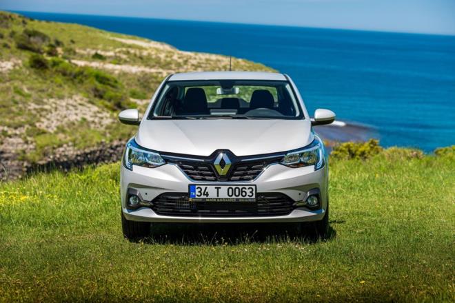 2021'in bandan bu yana Renault?da yeniliklerin tm hzyla devam ettiini belirten ada, "Renaulution stratejik plan, yeni logo ve misyonun ardndan sra, rn gammzn en yeni yesinde. Modern ekipman seviyesi ve ihtiyalara ynelik sunduu zmler sayesinde Renault Taliant, perakende ve filo kullanclarn ideal fiyat-performans oranyla buluturacak. B-Sedan segmenti 2020 ylnda Trkiye?de toplam binek pazarndan yzde 2,4 pay ald. Taliant modelimizin X-Tronic anzman ve LPG seenekleriyle segmentteki en nemli 2 talebe cevap veriyoruz. Rekabetin kstl olduu bu segmentin yan sra Taliant, C snfndan gelen tketiciler iin de cazip bir seenek olacak. Trkiye?nin lider otomobil markas olarak, ok ynllyle ne kan yeni modelimizin sat performansmza ciddi katk vermesini ngryoruz." deerlendirmesinde bulundu.