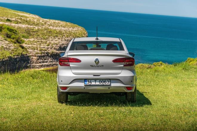 Lansman rengi "ay gri" olan Renault Taliant?n alt farkl renk seenei daha bulunuyor. Donanm seviyesine ve opsiyona gre 15 in elik, 16 in elik ve 16 in alminyum olmak zere 3 farkl jant seeneiyle birlikte geliyor.