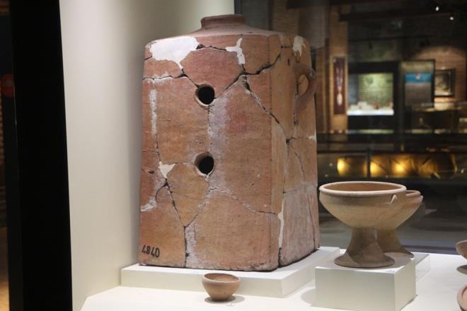 akr szlerini yle srdrd: "Maat Hyk Hititlerin en nemli merkezlerinden birisi ayn zamanda. O dnemde Anadolu'nun byk bir ksmna hkmeden Hititliler, blgelerde maden ilemiler."