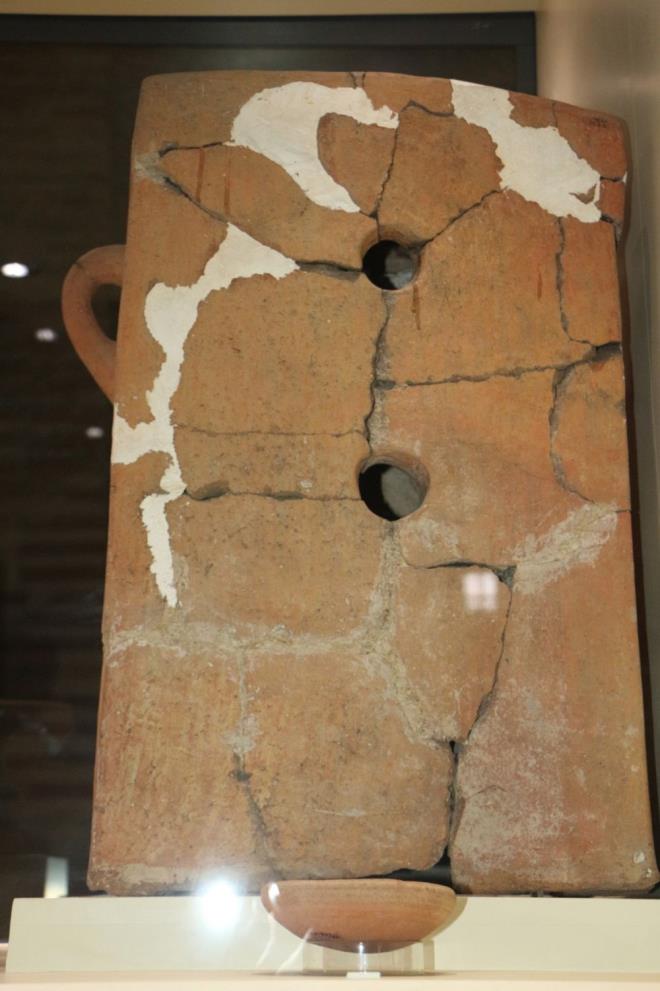 "Isnmak iin kullanlan bir ara olarak pimi topraktan yaplm. Belki de tarihi soba rneklerinden birisi. Fark edenlerin ilgisini eken nemli bir buluntumuz"