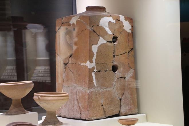 Zile ilesindeki Maat Hyk renyeri'nde 1973-1984 yllar arasnda yaplan kazlarda Hitit dnemine ait eyalar arasnda pimi topraktan yaplan maltz da bulundu. Isnma ve piirme amal kullanld deerlendirilen maltz Tokat Mzesi'nde sergilenmeye baland.