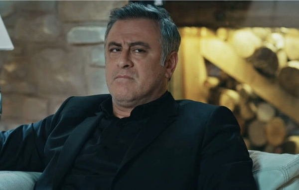 ATV ekranlarnn fenomen dizisi Ekya Dnyaya Hkmdar Olmaz'n son blmnde yine bir veda yaand. akrbeyli ile Faal ailelerinin ocuklar Hzr Ali ile Didem'e saldr gerekleti. Hzr Ali ar yaraland, Didem ise hayatn kaybetti.