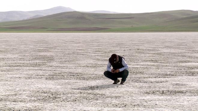 Van'n zalp ilesinde bal Barak Mahallesi'nde yamur ve kar sularyla beslenen, renkli katmanlara sahip grntsyle Tuz Gl'n andran 407 hektar byklndeki Akgl, etkii olan kuraklk nedeniye tamamen kurudu.