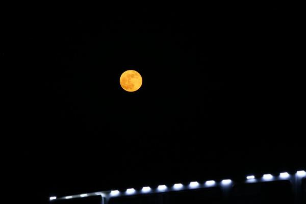 Ay'n Dnya'ya en yakn konumda olduu, normalden daha parlak ve byk gzlemlendii Sper iek Kanl Ay, Trkiye'nin eitli yerlerinde gzlemlendi.