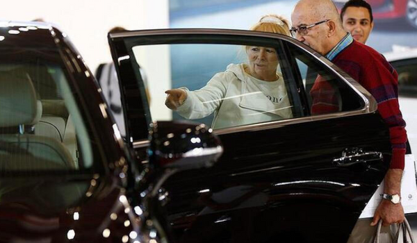 Sfr otomobil sahibi olmak isteyenlerin en ok aradklar konularn banda gncel fiyatlar geliyor. Listede 300 bin liraya kadar olan modellere yer verildi. 150 bin TL altnda satlan model kalmad.