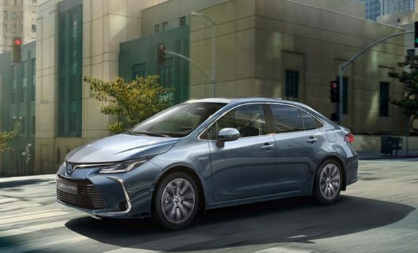 TOYOTA <br>  Yeni Corolla 1.5 Vision'un liste fiyat 211 bin 700 lira olarak akland. Toyota Corolla HB 1.2 Turbo Dream Multidrive S'nin fiyat ise 293 bin 500 TL oldu.