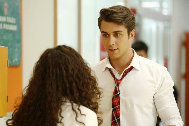 Anne ve babalarn kaybettikten sonra yalnz kalan, tutunacak dallar kalmaynca birbirlerine sk sk sarlan 4 kardein yaananlara sebep olan Akif Atakul'un sahip olduu koleje balamas ile deien hayatlarnn konu alnd dizi her cumartesi akam ekrana geliyor.