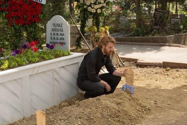 Den Adana-stanbul uann kara haberi ehirde matem havas estirir. Mjgan'a tm Adana ama elbette en ok, onunla hayatn srdrmek iin koup yetiemeyen Fikret ve kzm diye barlarna basan Fekeli ile Ltfiye alar. Fekeli, bir kez daha evladn mezara koyar.