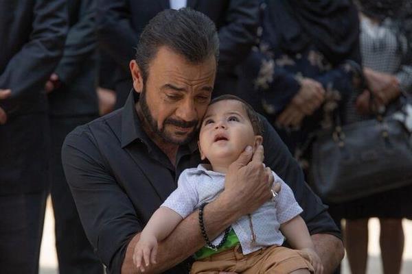 Radyodaki haber, ukurova?ya ate drecek. Atein dt evlerden biri de Fekeli'nin evi olur. Adana'ya, gerek babasna ve annesine ramen gelen Mjgan, stanbul'a, Fekeli babasnn onay ve destei ile dnecekti. Ama olamad.