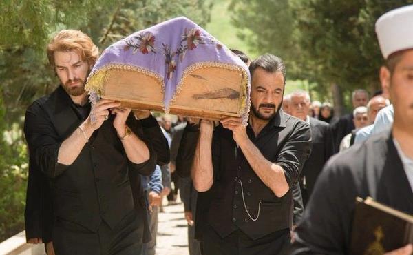 Bir Zamanlar ukurova dizisi finale doru giderken 98. blmnde oke eden  ayrlk, Melek pek Yalova'nn hayat verdii Doktor Mjgan karakteri senaryo gerei ld ve nl isim diziden ayrld.