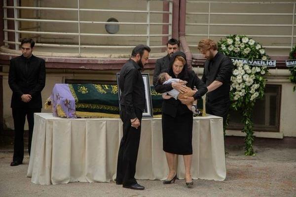 Demir ne kadar urasa da iinde Zleyha ve ocuklarnn olduu gemiyi durdurmay baaramaz. stelik, polisler tarafndan gtrlrken Glten?i de grr ve daha da sinirlenir.