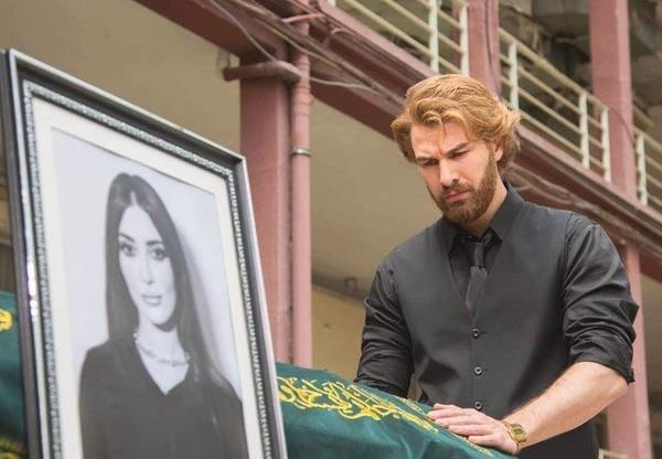 Konan penceresinden atlan bir tala gelen bir not, Sevda?nn dnyasn bana ykar. O tala birlikte, hepsi kendilerini bambaka bir olay zincirinde bulacaklardr.