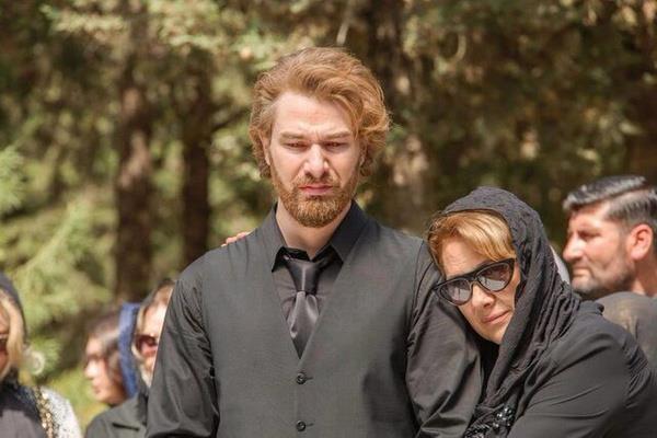 Mjgan, havalimannn kapsnda dnp dnp koklad, pmelere doyamad Kerem Ali'yi babasndan sonra annesiz de brakr. Ltfiye ve Fekeli?nin kucanda annesiyle vedalaan, son pnde boynundaki fular alan Kerem Ali, yetim kalr.