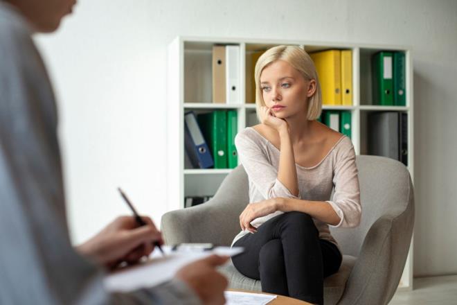 K�resel �s�nma milyonlarca insan�n ak�l sa�l���na zarar verdi - 1  D�NYADA YAKLA�IK B�R M�LYAR �NSAN AKIL SA�LI�I PROBLEMLER�NDEN ETK�LEN�YOR    D�nyada ak�l sa�l��� sorunlar�ndan ortalama bir milyar insan etkileniyor ve her y�l trilyonlarca dolara mal oluyor. Ara�t�rmac�lar, �nlem al�nmad��� takdirde k�resel �s�nman�n sorunu daha da k�t�le�tirece�ini s�yleyerek, iklim etkilerinin zihinsel sa�l�k zorluklar�n� art�rd��� ve insanlar� ba�ka sonu�lara kar�� daha savunmas�z b�rakt��� bir k�s�r d�ng�y� tan�mlad�.