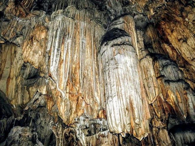 Lice ilesine 15 kilometre uzaktaki Abal mevkisinde yer alan, Asur krallar 1. Tiglat-Pileser ve 3. Salman Nassar'n egemenliklerinin nianesi olarak yaptrdklar kabartma ve ivi yaztlarn yer ald Birkleyn Maaralar doal gzellikleriyle huzur veriyor.