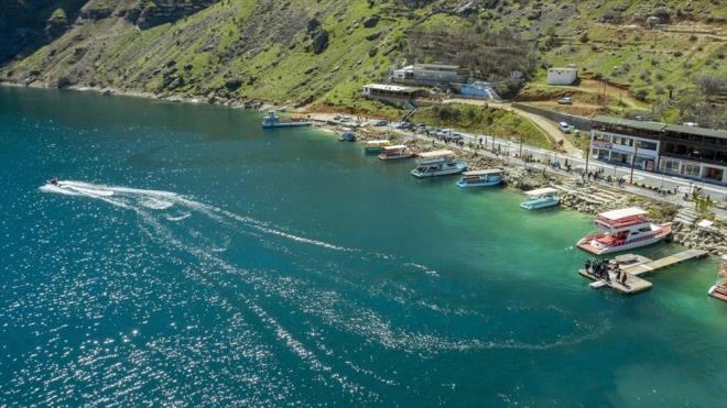 ermik ilesindeki kaplcalar, kiz elale ve Sinek ay ziyaretilere grsel len sunarken, Karakaya Baraj Gl'ne kys olan ng ilesi de mikroklima iklim yapsna sahip kylerindeki meyve aalar ve bitki rtsyle her mevsim dikkati ekiyor.