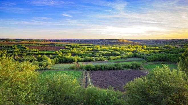 UNESCO Dnya Miras Listesi'nde yer alan tarihi Diyarbakr Surlar ve Hevsel Baheleri ile slam'n 5. Harem-i erif'i kabul edilen Ulu Cami, Kltr ve Turizm Bakanlnn "Trkiye'nin en grkemli 13 kprs" arasnda gsterdii Malabadi ve Ongzl Kpr, Zerzevan Kalesi, kale Mze Kompleksi, camiler, kiliseler, hanlar, yre mimarisine uygun ina edilen, byk blm bugn kafe ve restoran olarak hizmet veren tarihi evler, ziyaretilerde hayranlk uyandryor.