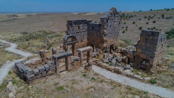 Nebi Harun-i Asefi, Nebi Hallak, Nebi Harut, Nebi Znnun, Nebi Hrmz, Nebi mer ve Danyal ile Kur'an- Kerim'de isimleri geen Zlkifl ve Elyesa peygamberlerin kabirlerinin bulunduuna inanlan Eil ilesi, inan turizminin yan sra antik alardan kalan sur sarnlar ve kale kalntlar, Kralkz Baraj Gl, doa ve kltr turizmiyle ziyaretilerin beenisini kazanyor.