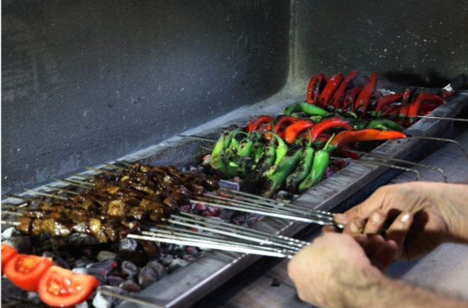 Restoran iletmecisi eyhmuz Doan ise 1 Haziran ile kontroll normallemeye geilmesini beklediklerini, hazrlklarn da bu ynde yaptklarn ifade ederek, "1 Haziran'dan sonra en gzel ekilde hizmet vermeye hazrz. Gastronomi alannda Diyarbakr' tantmak iin ne gerekiyorsa yapacaz" diye konutu.