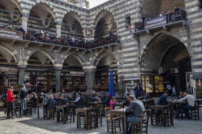 &#8203;&#8203;&#8203;&#8203;&#8203;&#8203;&#8203;"Diyarbakr her ynden bir hazinenin zerine kurulmu bir ehir" diyen Yatkn, Ulu Cami, blgenin en byk hanlar, dnyann en byk surlar, sahabe kabirleri, drt ayakl minare gibi tarihi deerlerin her birinin ayr zenginlik olduunu belirtti.
