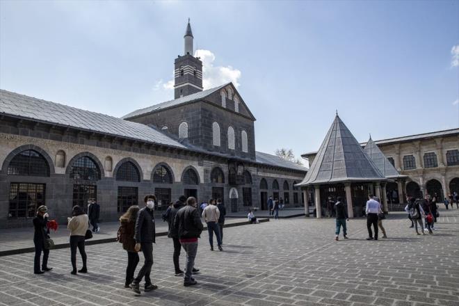 Kentin doal gzellikler bakmndan da esiz bir yapya sahip olduuna iaret eden Yatkn, kent merkezinin yan sra her bir ilede maaralardan elalelere, yeil alanlardan akarsulara kadar onlarca oluumun ziyaretileri beklediini dile getirdi.    Yatkn, normalleme srecinde ann nemine dikkati ekerek, "Herkesi Diyarbakr'a bekliyoruz. Ama muhakkak a yapalm, ay ihmal etmeyelim. A ok nemli. Hazrlklarmz yaptk. Oteller, acenteler, rehberler hazrlklarn yapt. Yurt ii ve yurt dndan misafirlerimizi bekliyoruz" dedi.