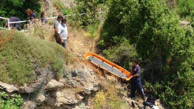 hbarn ardndan plaja salk, itfaiye ve polis ekipleri sevk edildi. Ekipler, byk aba sarf ederek kayalklara kt.